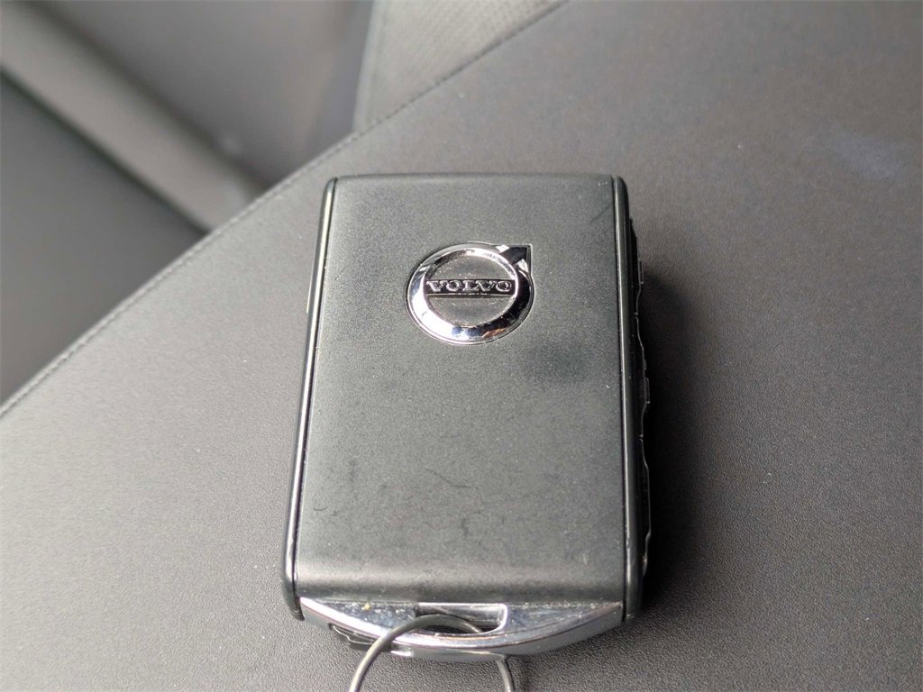 Used 2023 Volvo XC40 Recharge Core image 40