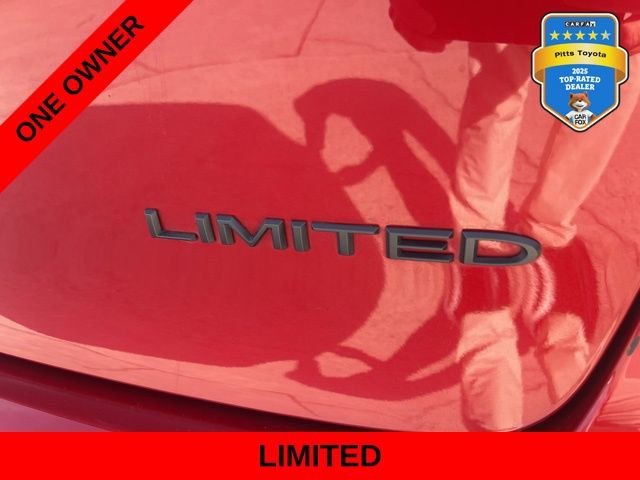 Used 2025 Chrysler Pacifica Limited image 11