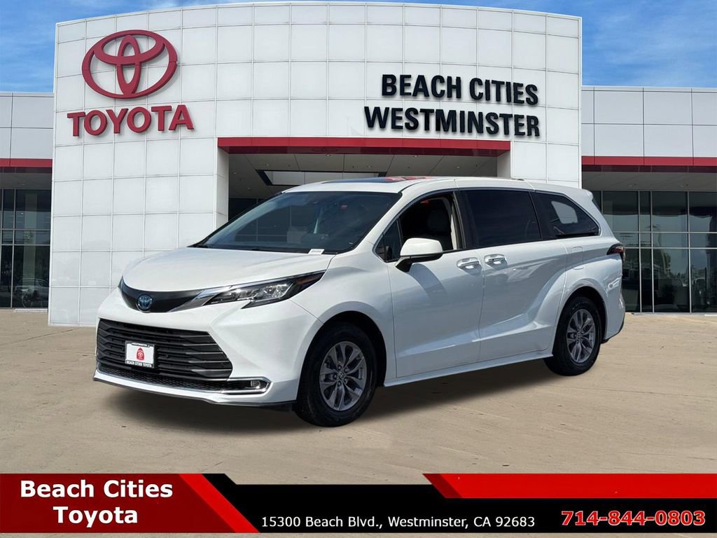 Certified 2022 Toyota Sienna XLE image 6