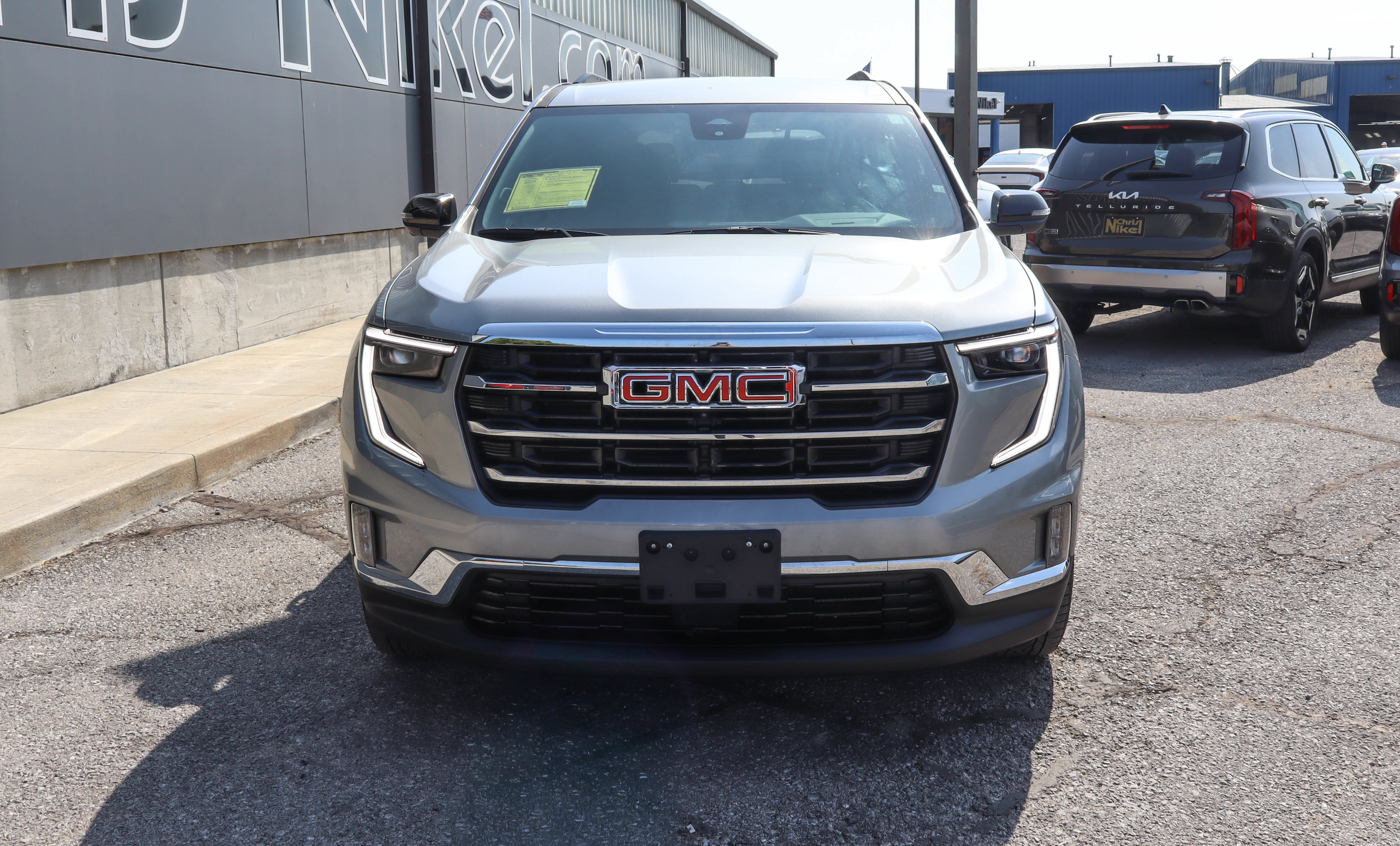 Used 2026 GMC Acadia Elevation w/ Elevation Premium Package FWD image 2
