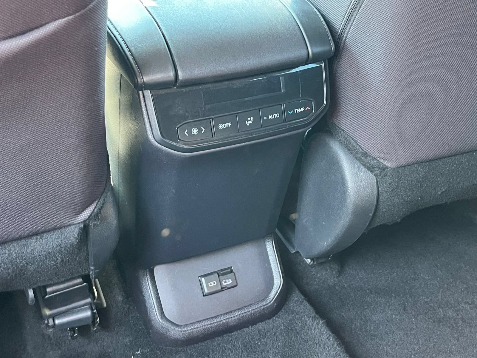 Used 2025 Toyota Highlander LE FWD image 24