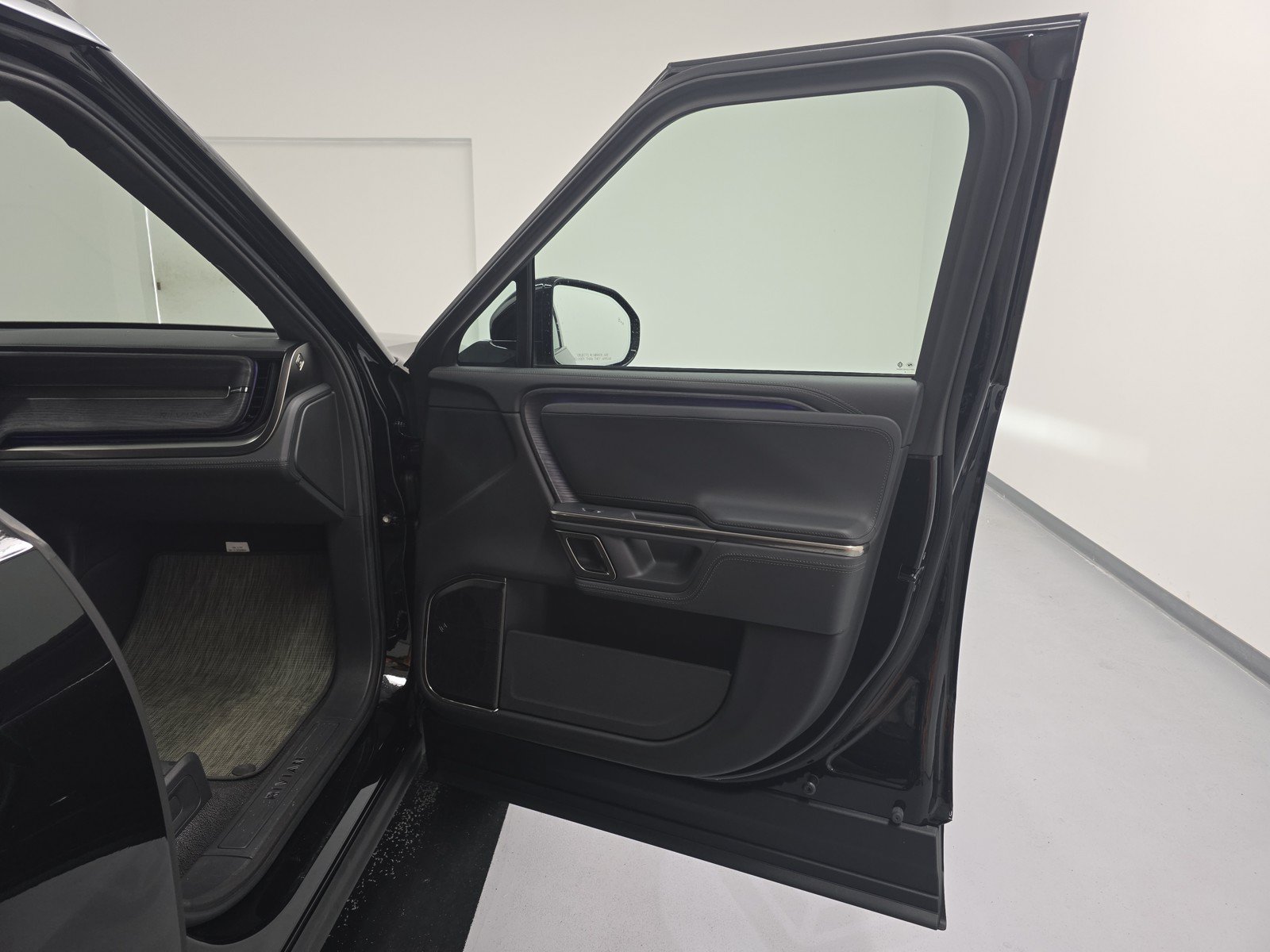 Used 2024 Rivian R1S Adventure AWD/4WD image 18