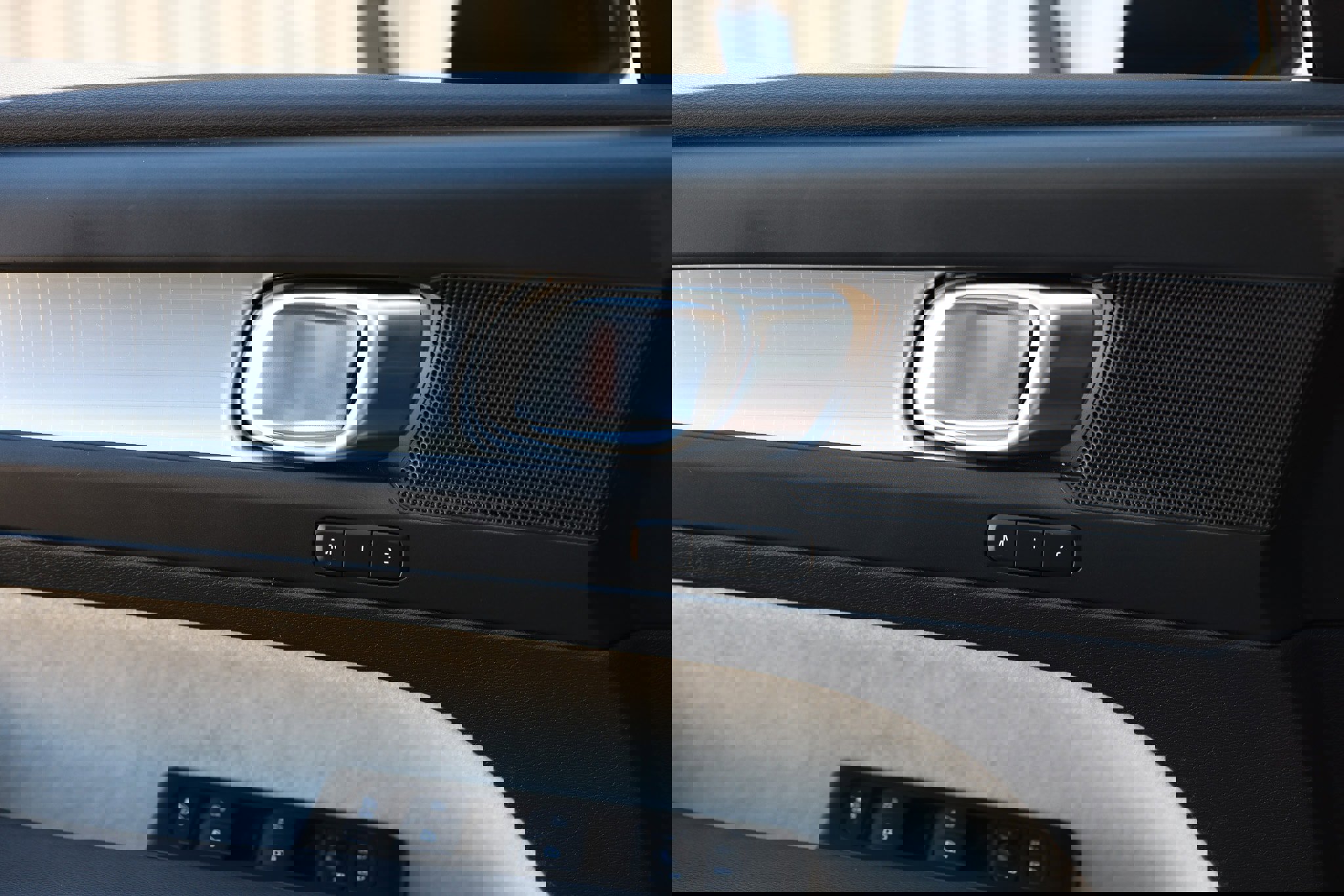 Used 2021 Volvo XC40 T4 Momentum w/ Protection Package Premier image 50