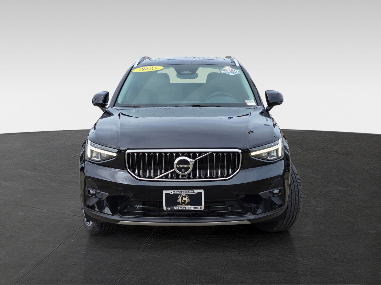 Used 2025 Volvo XC40 B5 Plus image 2