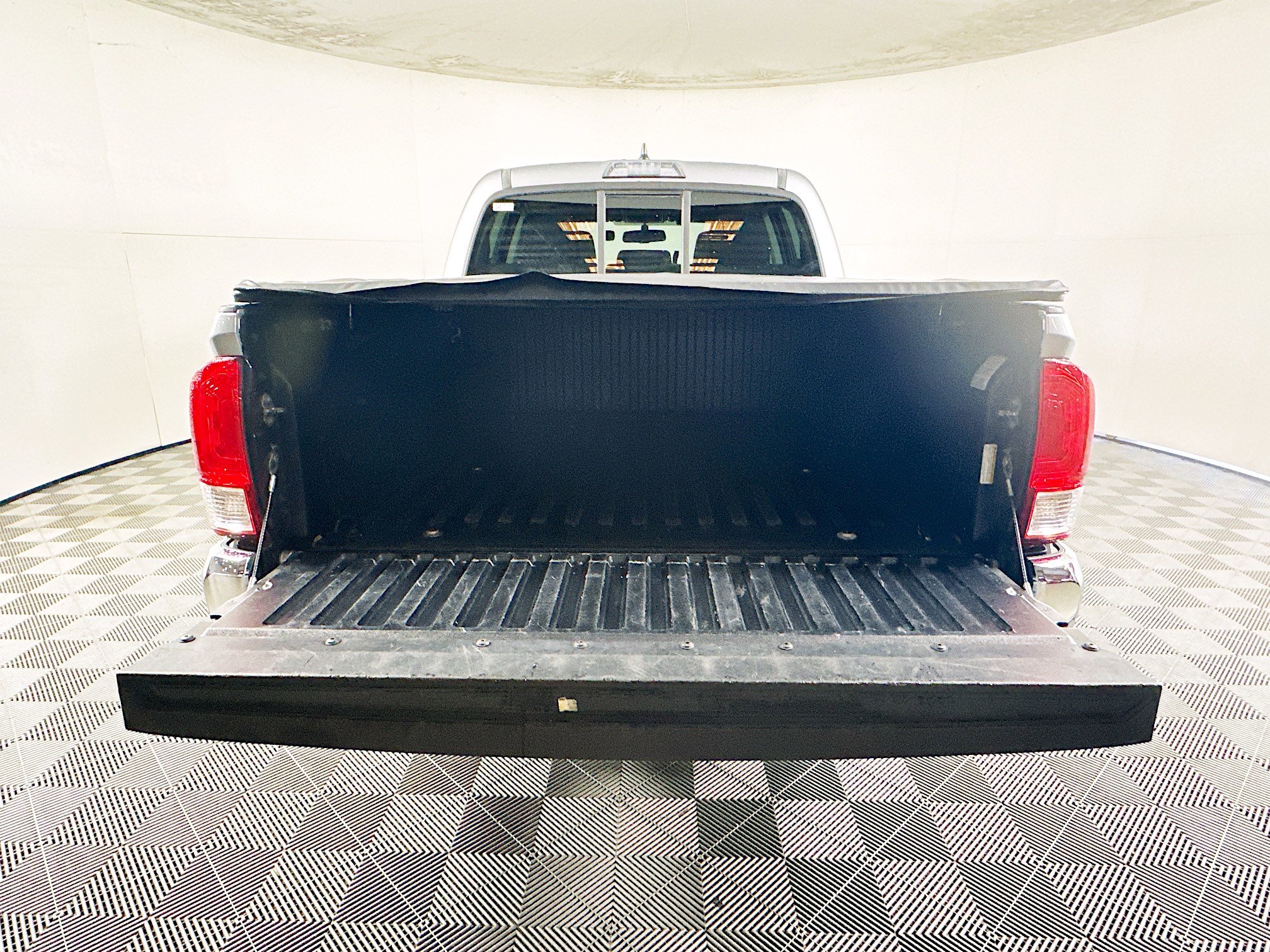 Used 2017 Toyota Tacoma SR5 w/ Tow Package RWD image 30