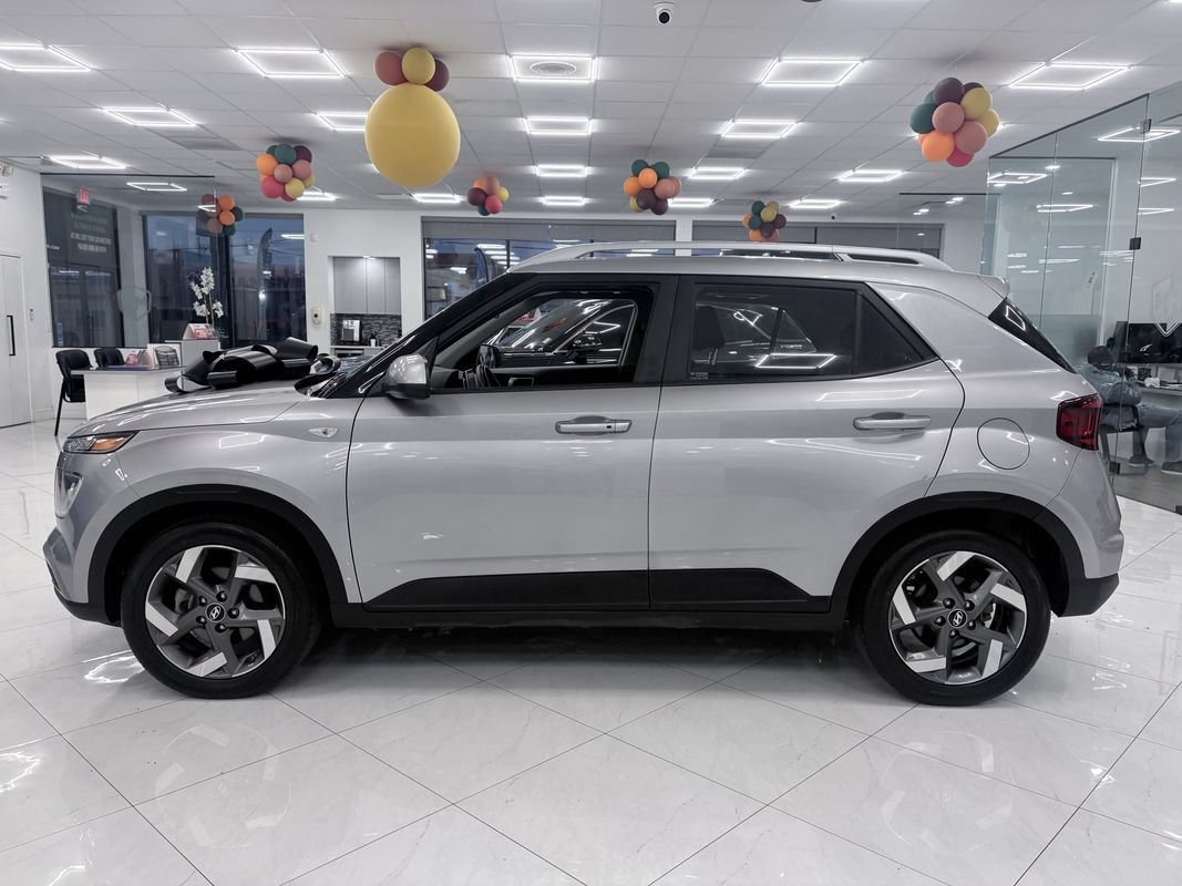 Used 2025 Hyundai Venue SEL FWD image 4