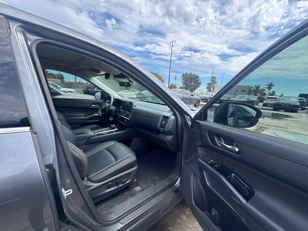 Used 2025 Nissan Pathfinder SL w/ SL Premium Package FWD image 15