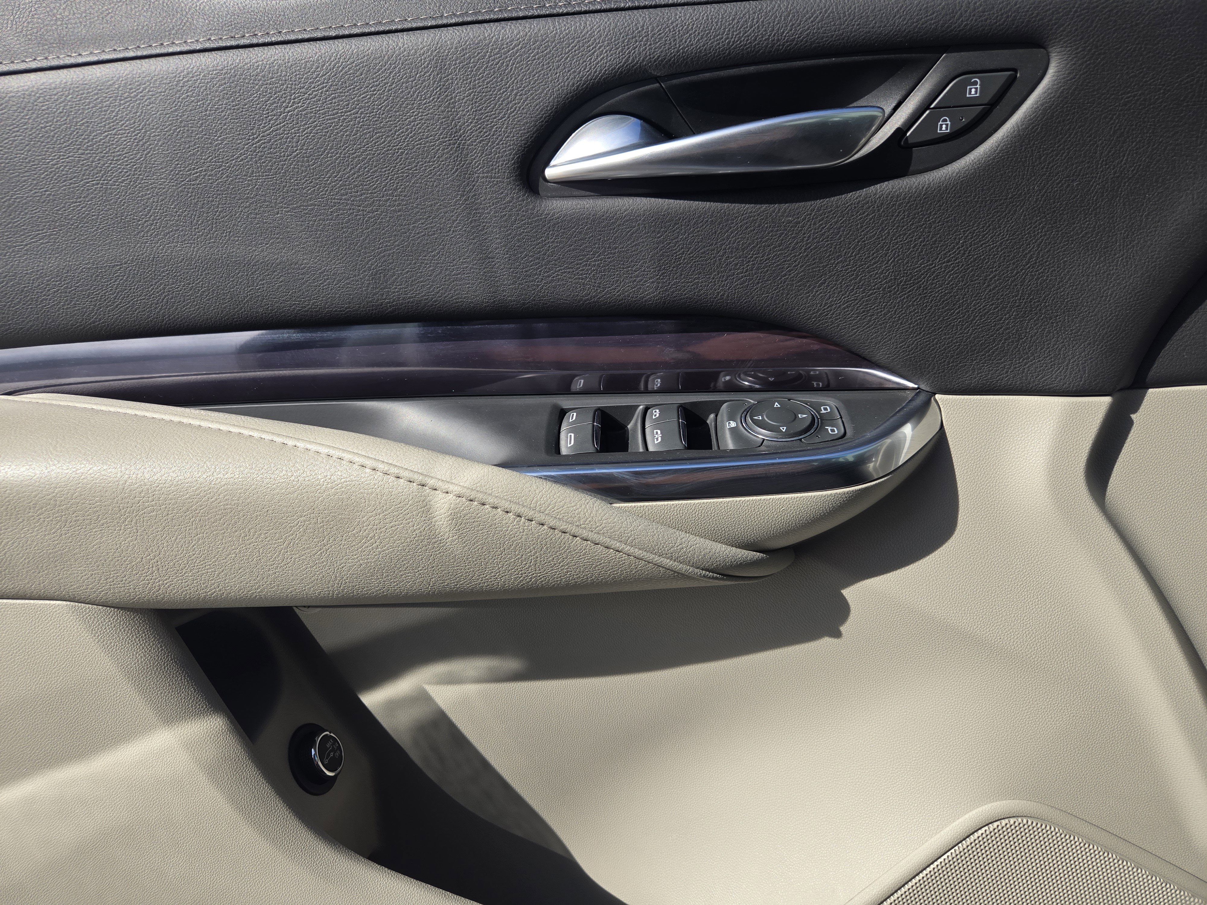 Used 2022 Cadillac XT4 Luxury w/ Cold Weather Package image 25