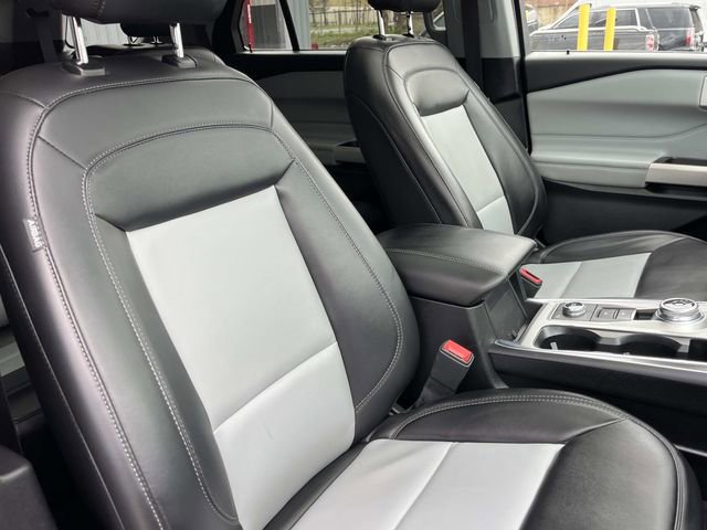 Used 2022 Ford Explorer XLT w/ Equipment Group 202A AWD/4WD image 32