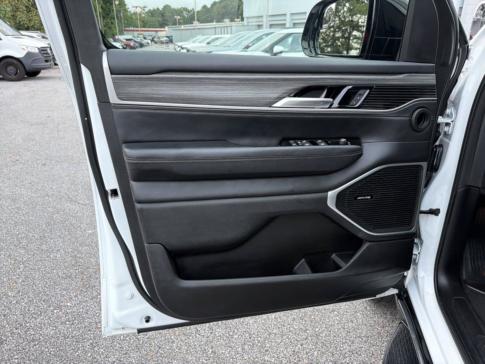 Used 2024 Jeep Wagoneer Series II w/ Flexible Seating Group RWD image 9