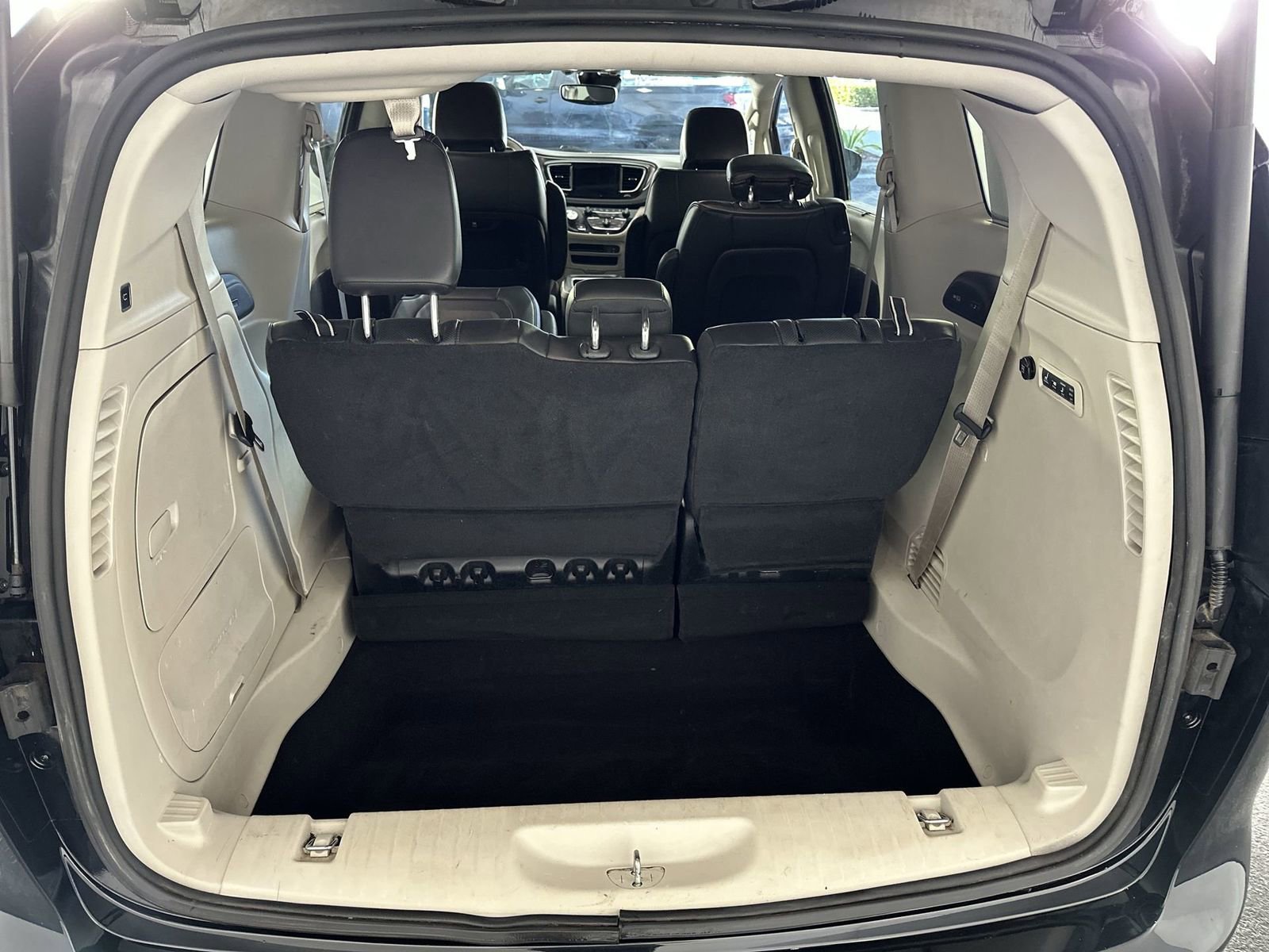 Used 2018 Chrysler Pacifica Limited image 30