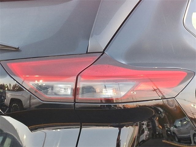 Used 2023 Nissan Rogue SV image 16