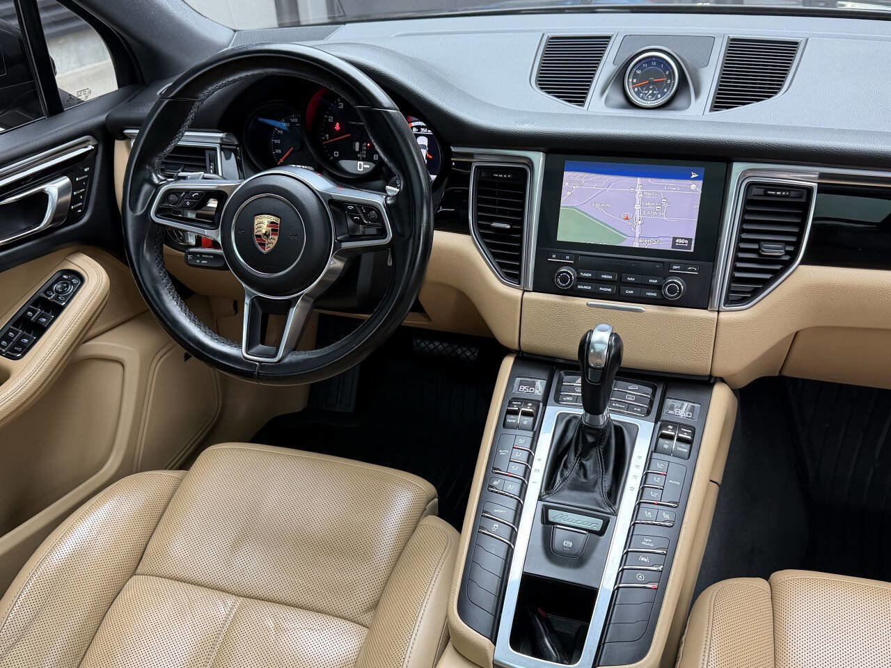 Used 2018 Porsche Macan Base AWD 4dr SUV image 27
