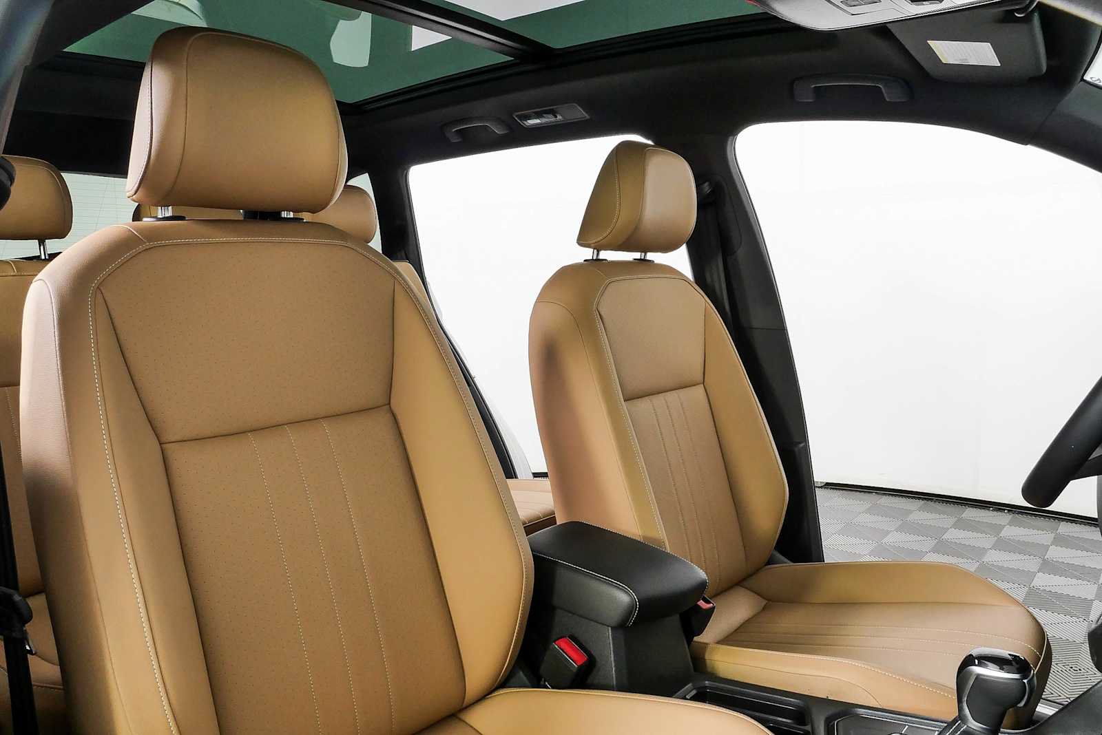 Certified 2023 Volkswagen Tiguan SE R-Line FWD image 24