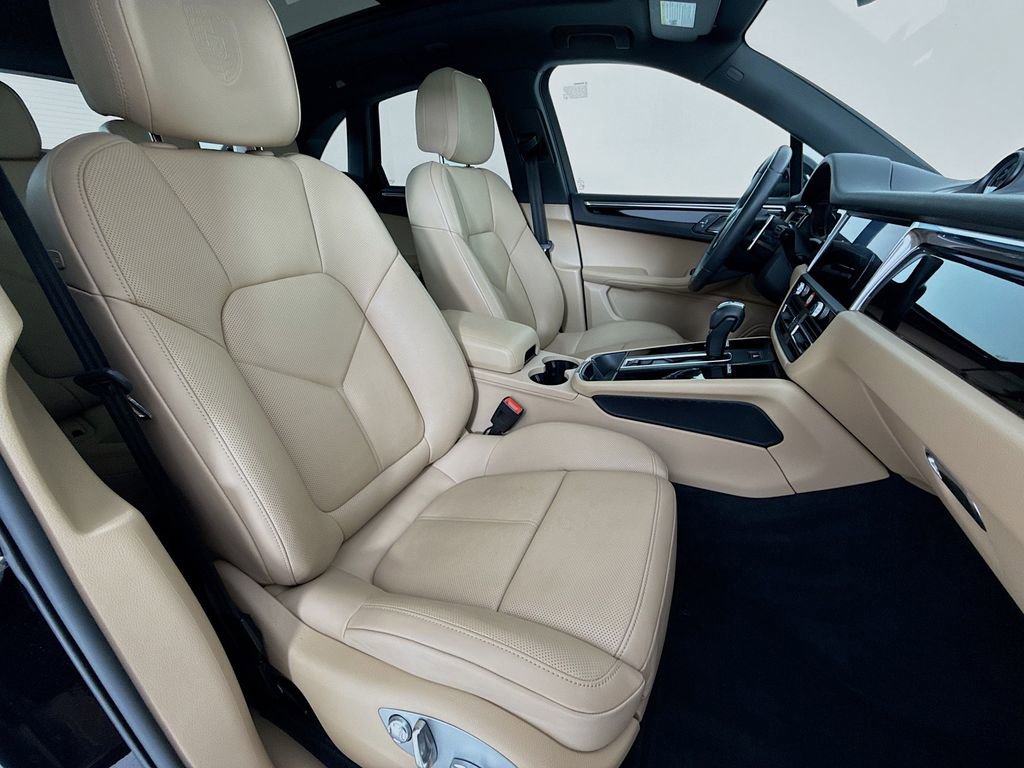 Certified 2025 Porsche Macan image 32