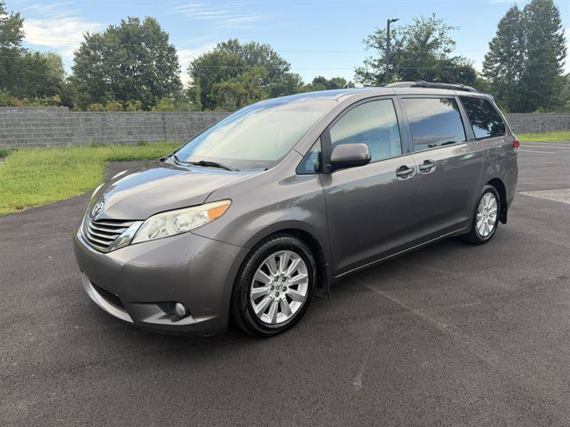 Used 2013 Toyota Sienna XLE AWD/4WD image 2