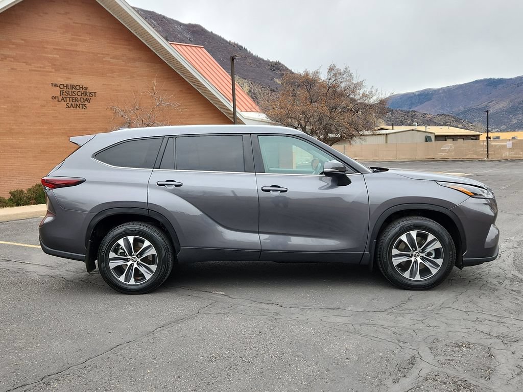 Used 2024 Toyota Highlander XLE AWD/4WD image 2