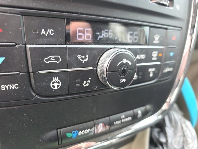 Used 2015 Chrysler Town & Country Touring-L w/ Driver Convenience Group image 17