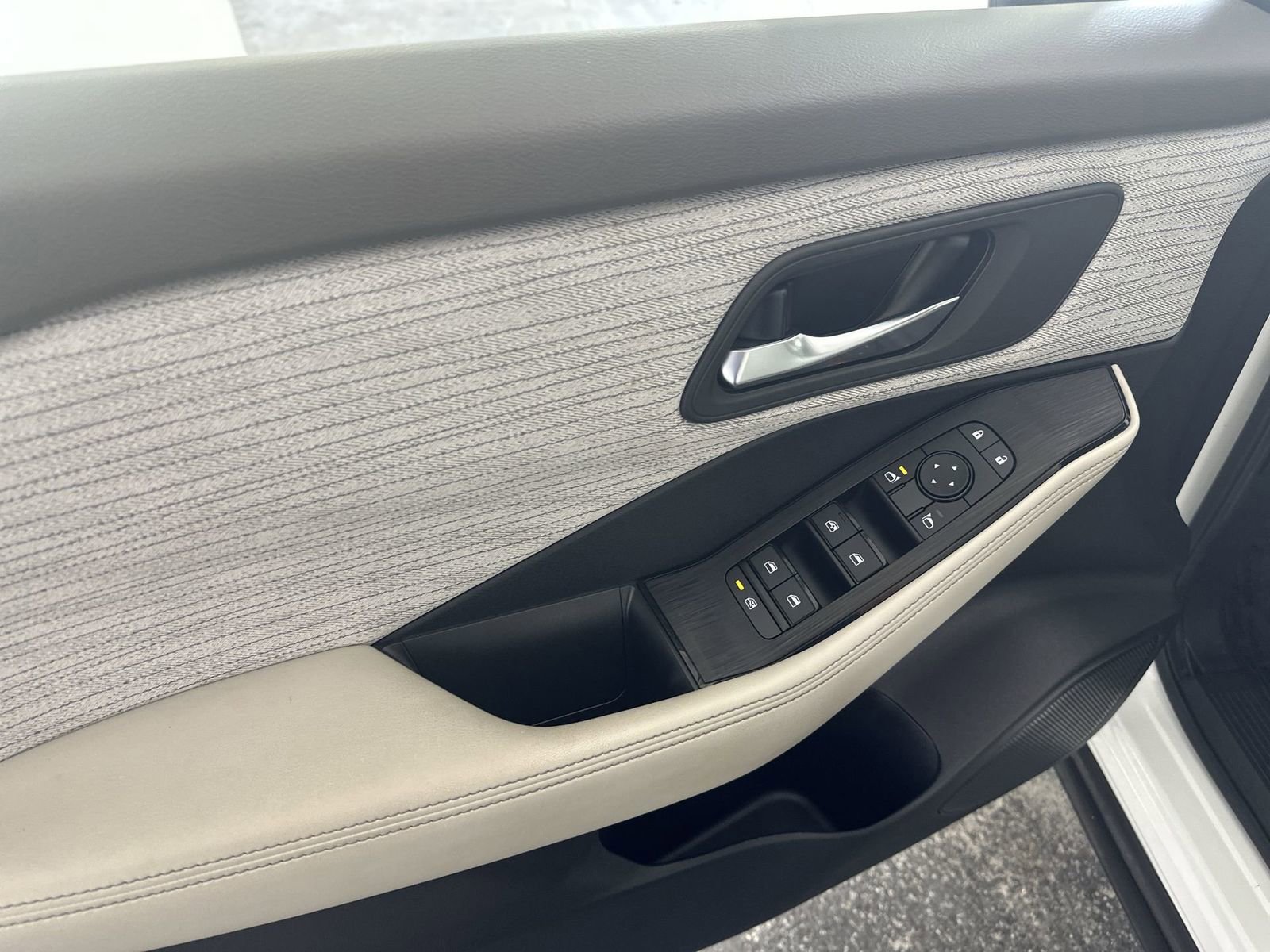 Used 2023 Nissan Rogue SV image 17