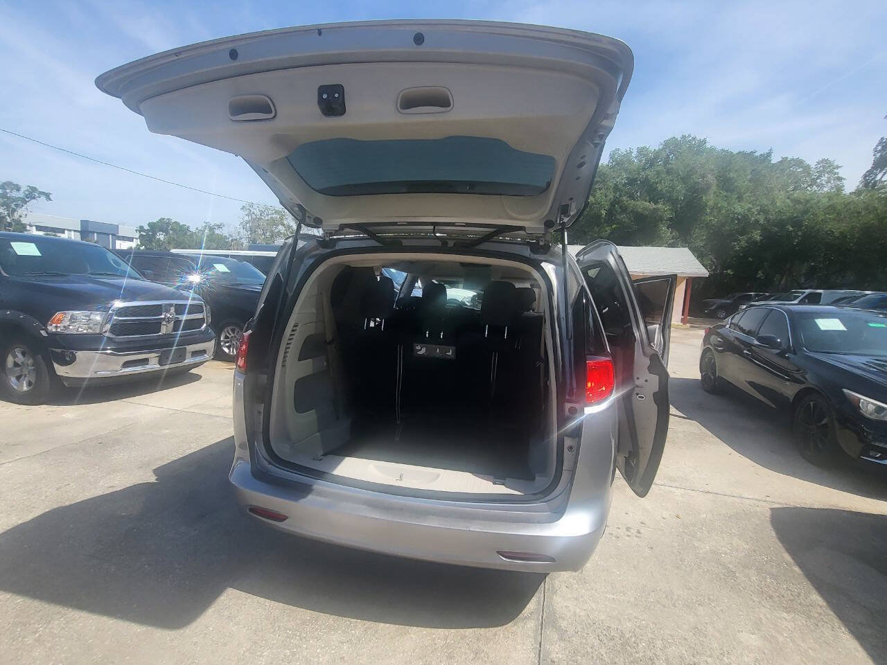 Used 2017 Chrysler Pacifica Touring w/ Tire & Wheel Group FWD image 80