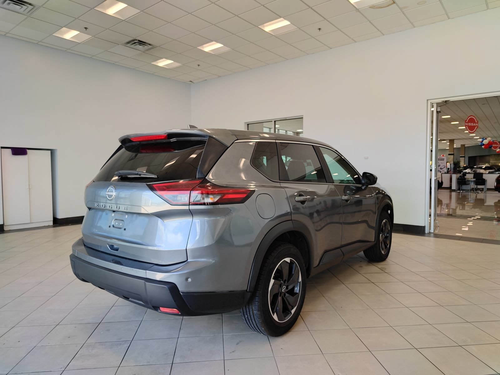 Used 2025 Nissan Rogue SV FWD image 3