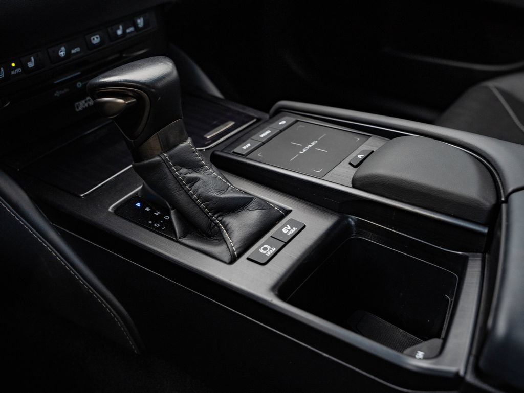 Certified 2020 Lexus ES 300h Ultra Luxury w/ Accessory Package FWD image 38