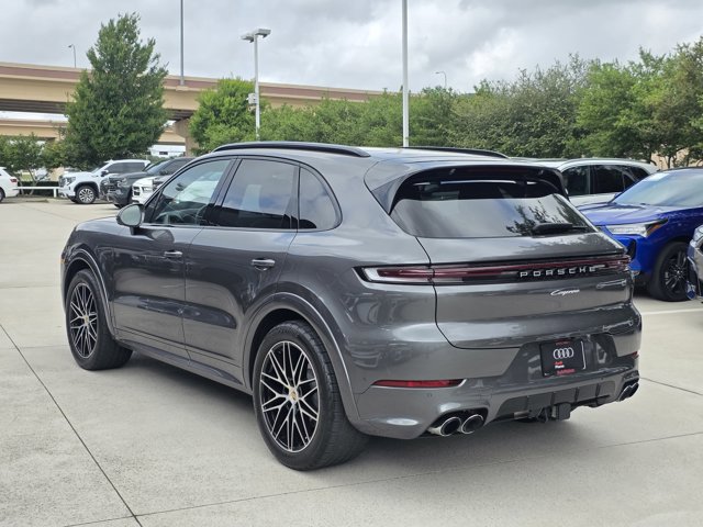 Used 2025 Porsche Cayenne image 7