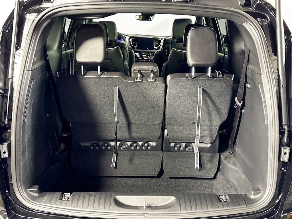 New 2026 Chrysler Pacifica Limited w/ Uconnect Theater Family Group image 21