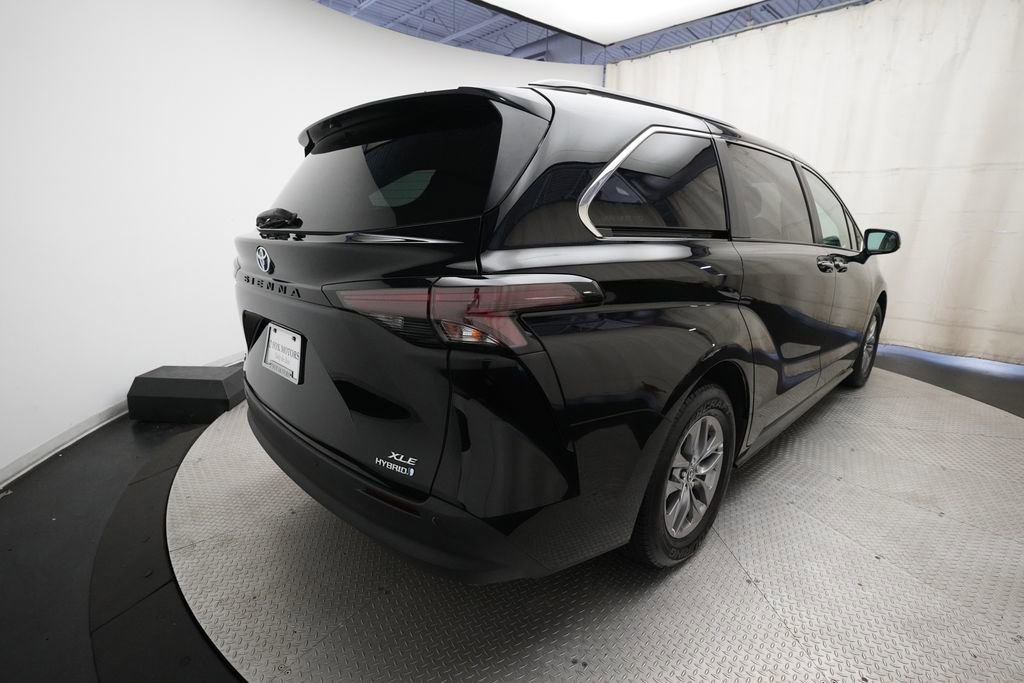 Used 2023 Toyota Sienna XLE FWD image 13