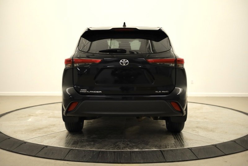 Used 2023 Toyota Highlander XLE image 4