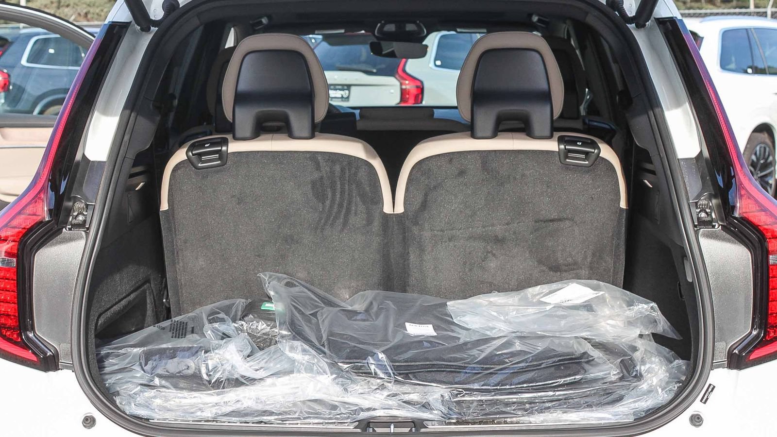 New 2026 Volvo XC90 T8 Plus w/ Protection Package Premier AWD/4WD image 12