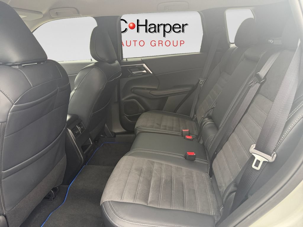 Used 2024 Mitsubishi Outlander 4WD Plug-In Hybrid image 15