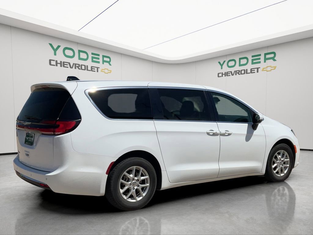 Used 2023 Chrysler Pacifica Touring-L FWD image 6