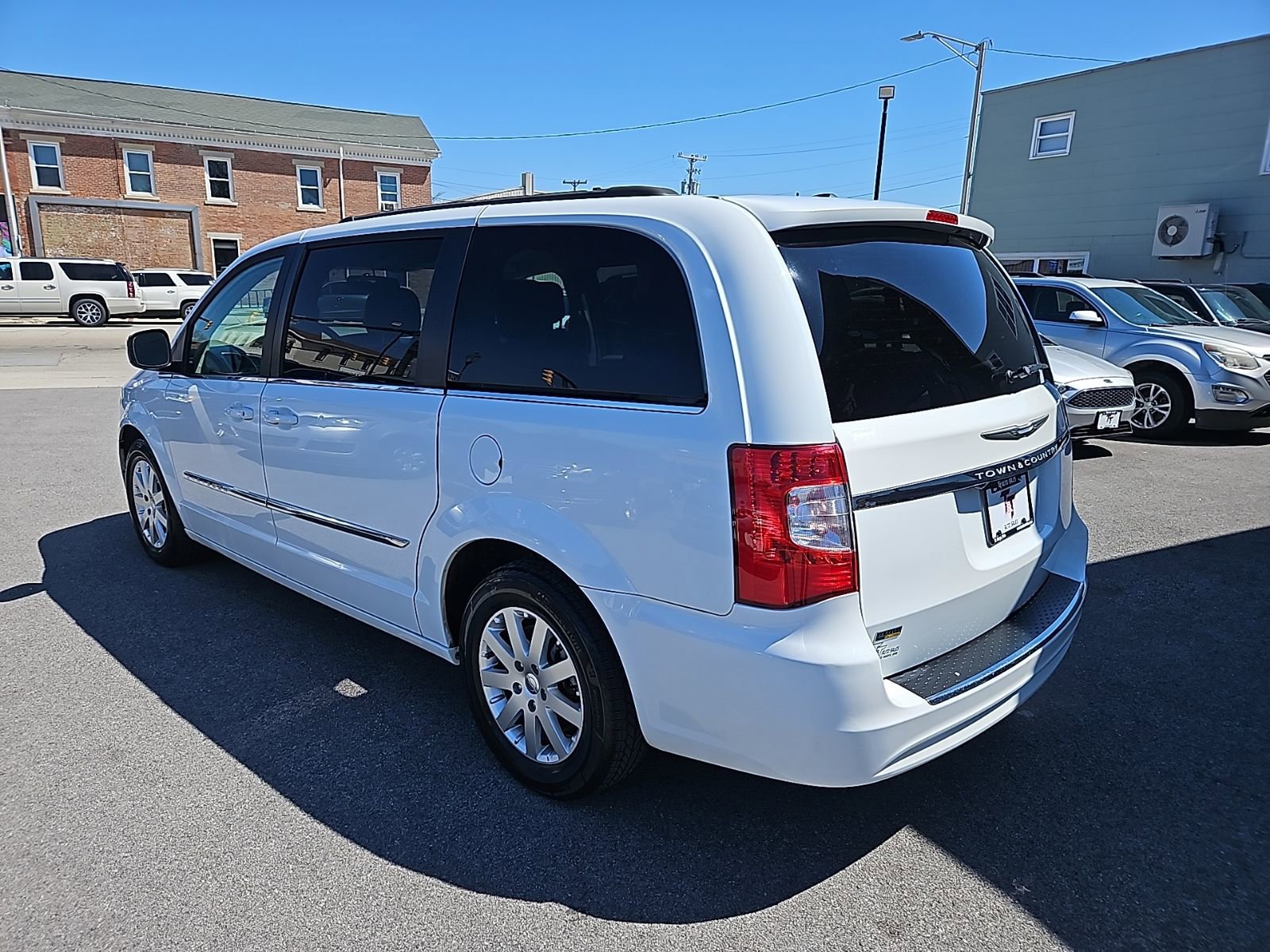 Used 2016 Chrysler Town & Country Touring FWD image 4