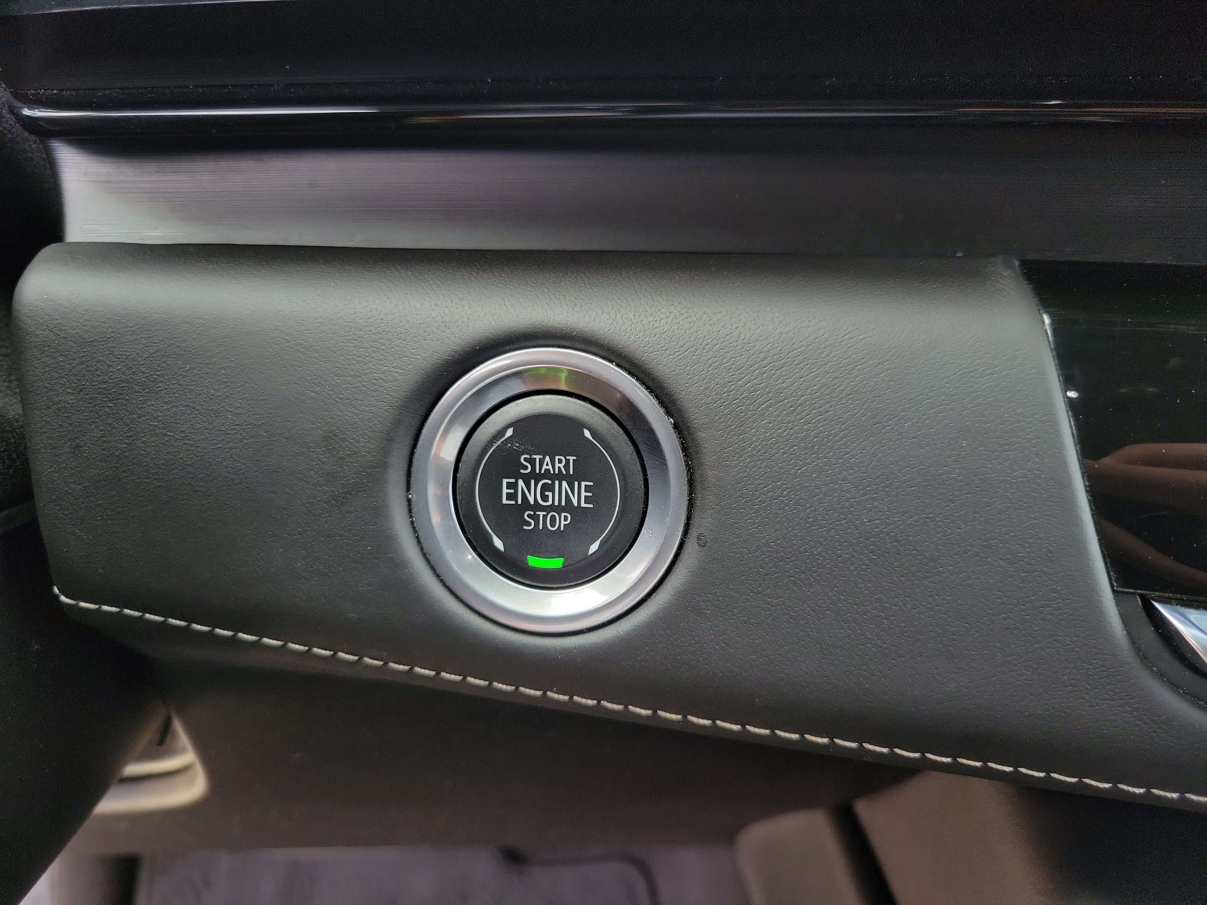 Certified 2024 Cadillac Escalade ESV Premium Luxury Platinum AWD/4WD image 33