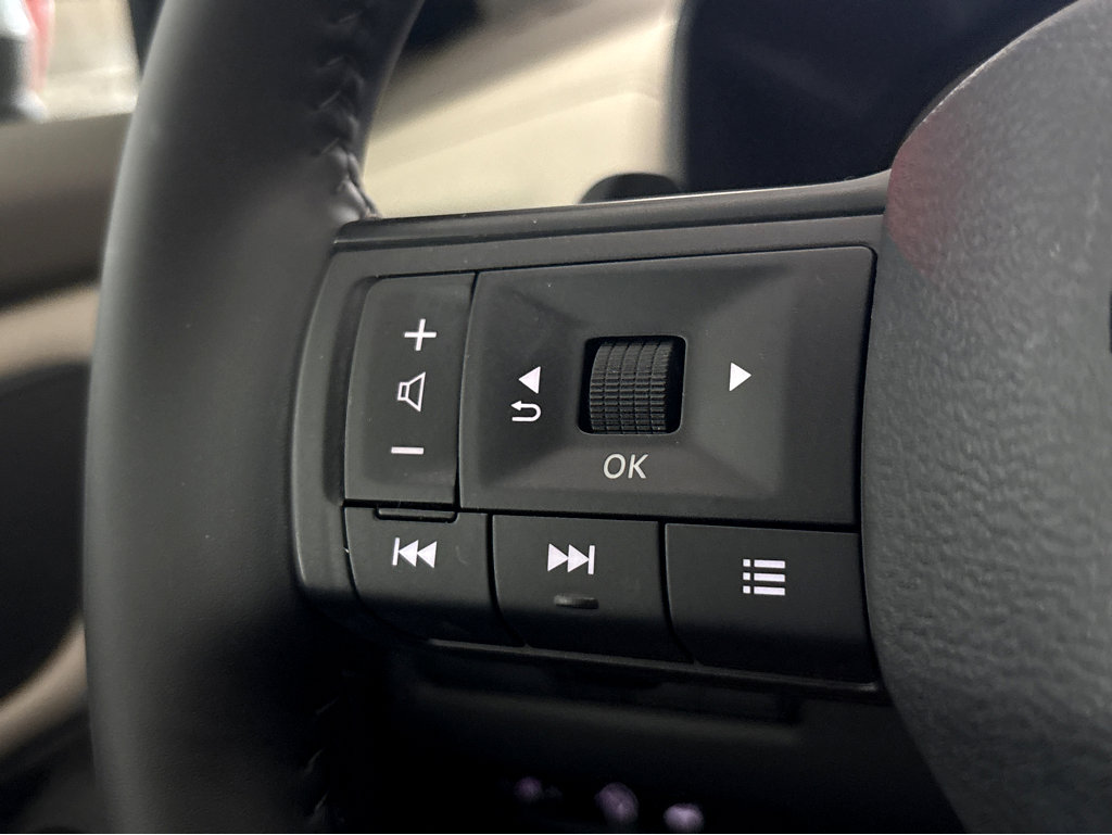 Used 2025 Nissan Rogue SV w/ SV Premium Package FWD image 18