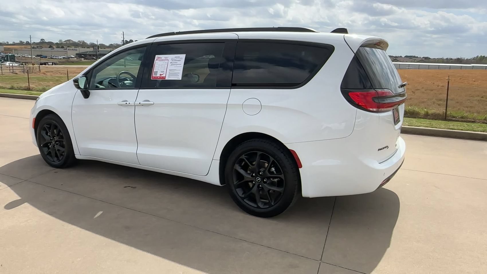Used 2025 Chrysler Pacifica Limited image 6