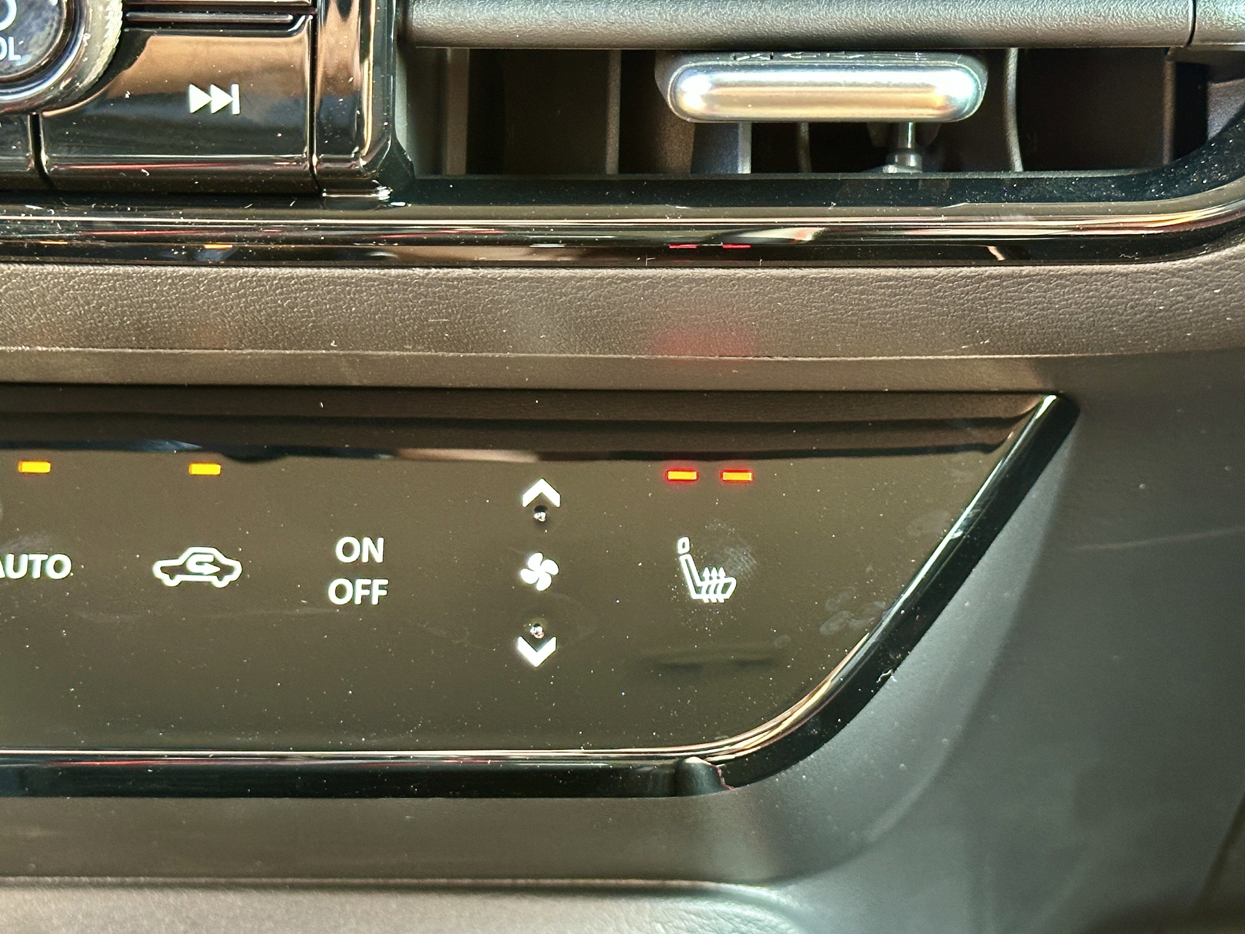 New 2026 Nissan Kicks SR w/ Cold Weather Package AWD/4WD image 21