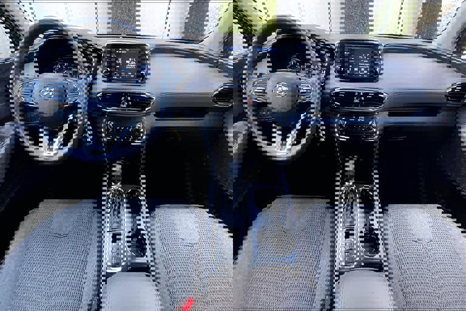 Used 2020 Hyundai Santa Fe SE w/ Cargo Package image 16