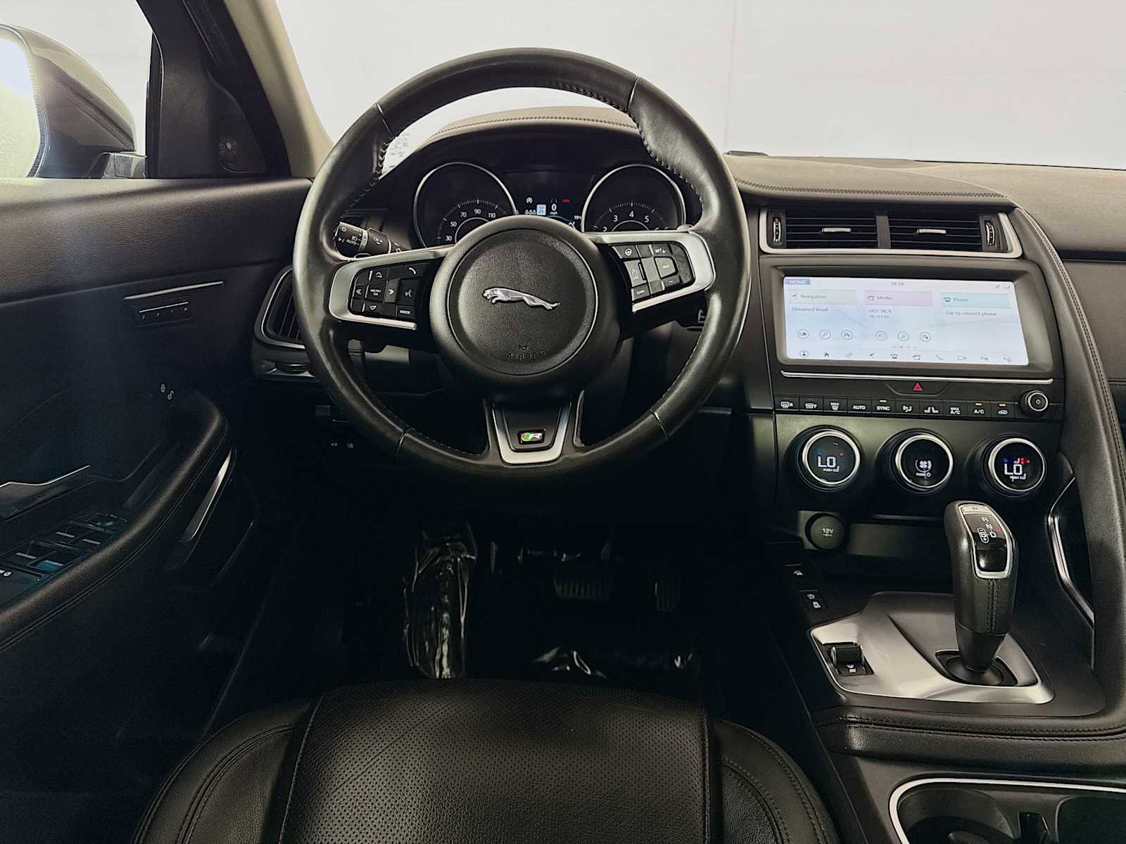 Used 2020 Jaguar E-PACE SE image 23