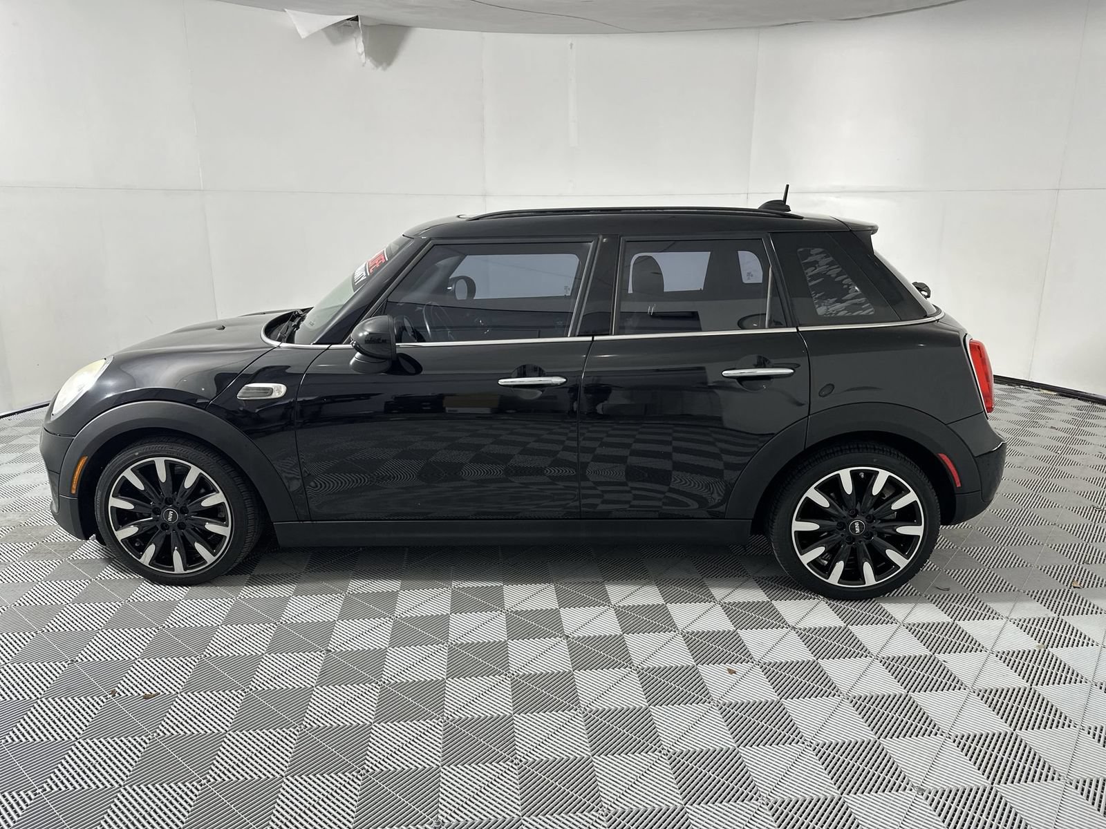 Used 2016 MINI Cooper 4-Door Hardtop FWD image 5
