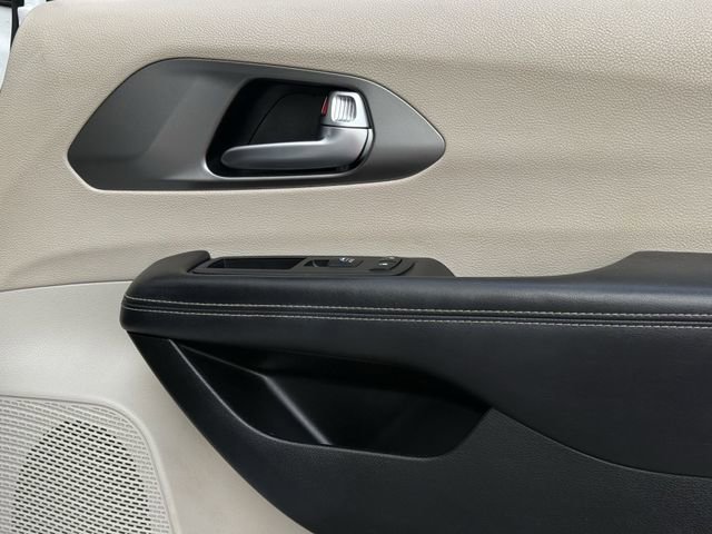 Used 2022 Chrysler Pacifica Touring-L image 26