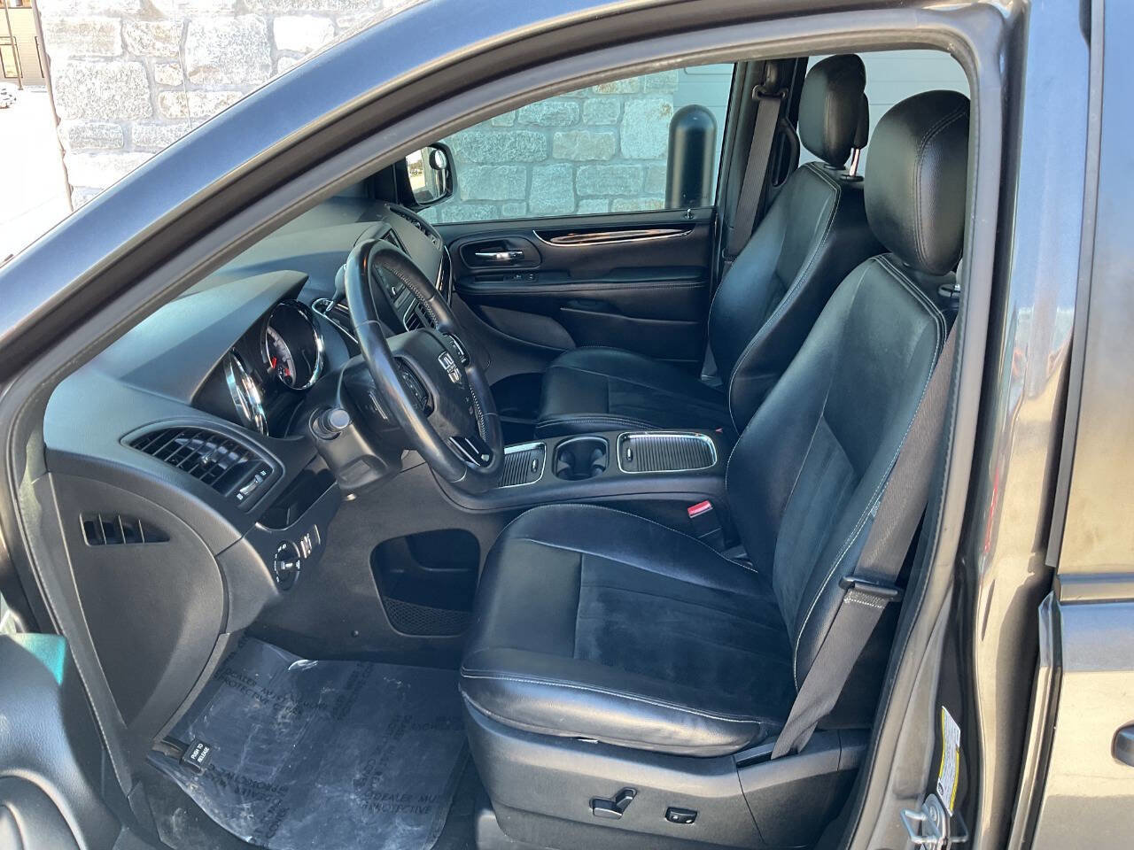 Used 2016 Dodge Grand Caravan SXT image 17