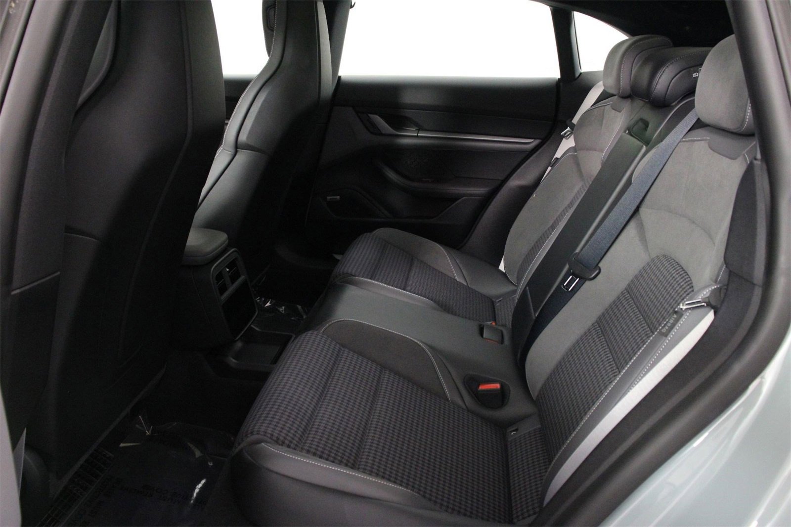 Used 2025 Porsche Taycan 4 Cross Turismo image 31