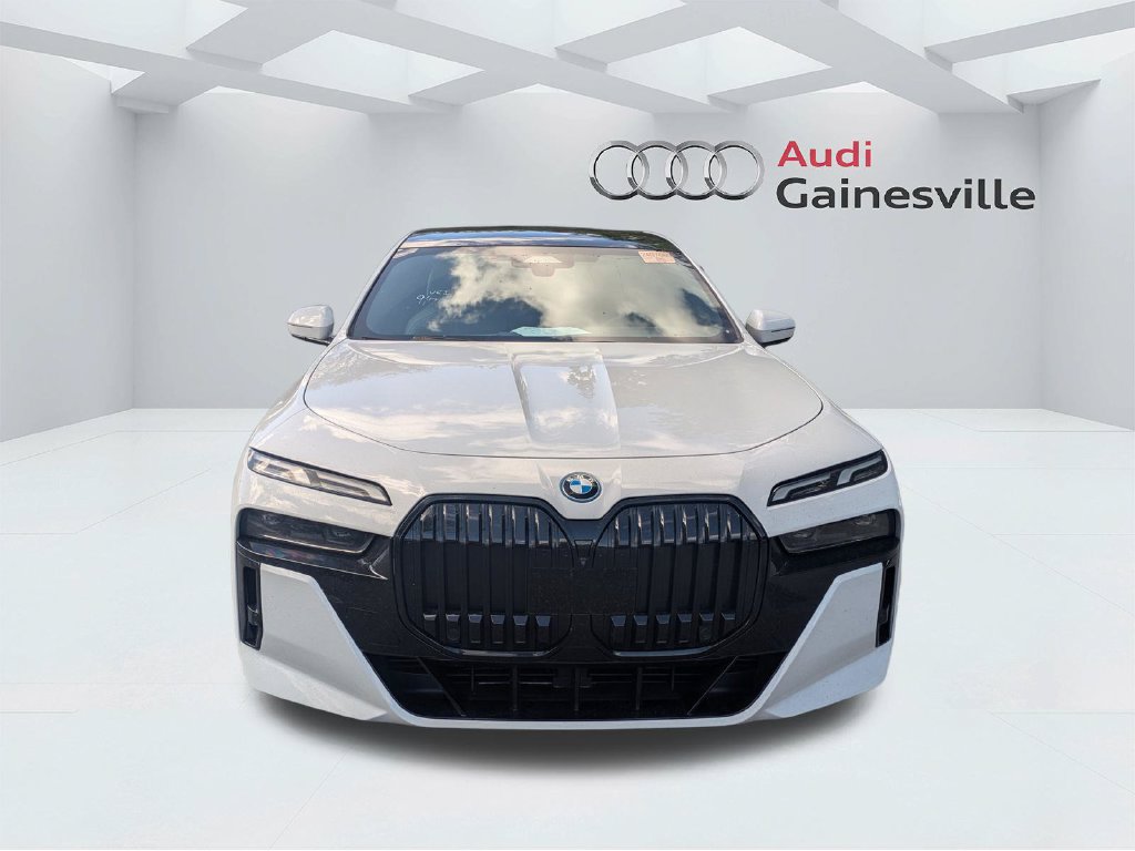 Used 2023 BMW i7 xDrive60 w/ Parking Assistance Package AWD/4WD image 11