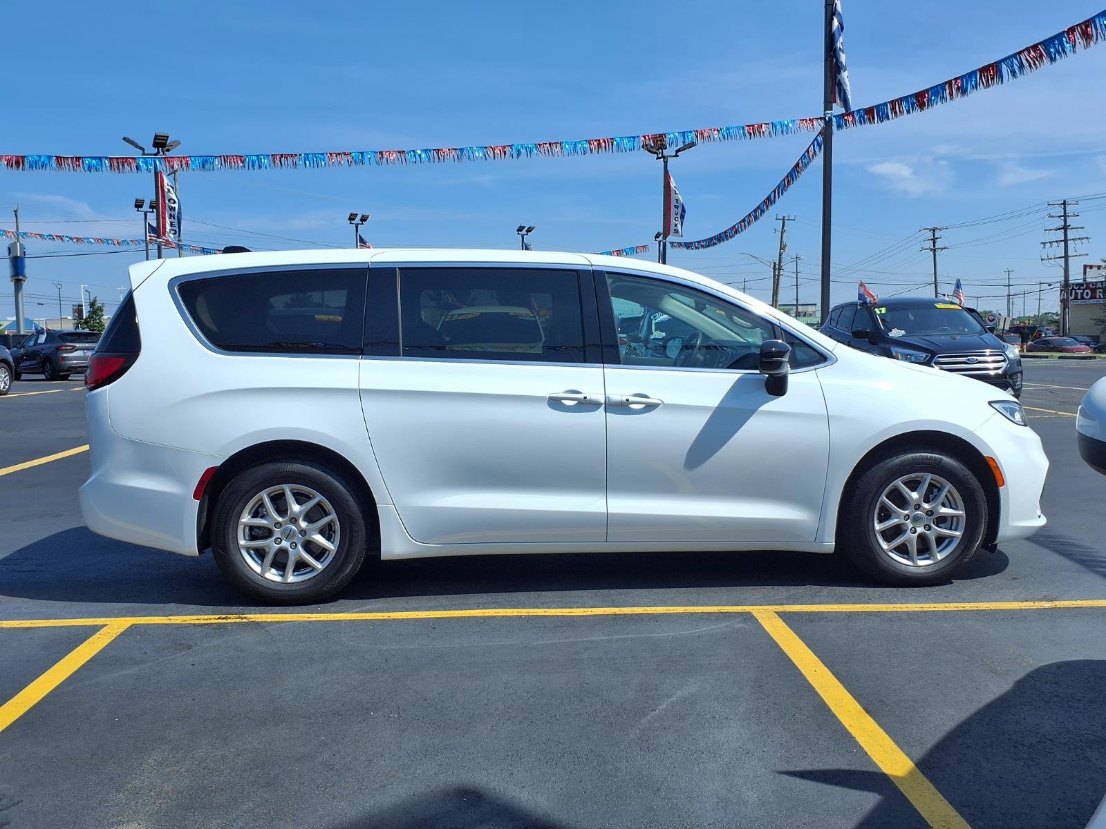 Used 2024 Chrysler Pacifica Touring-L FWD image 24
