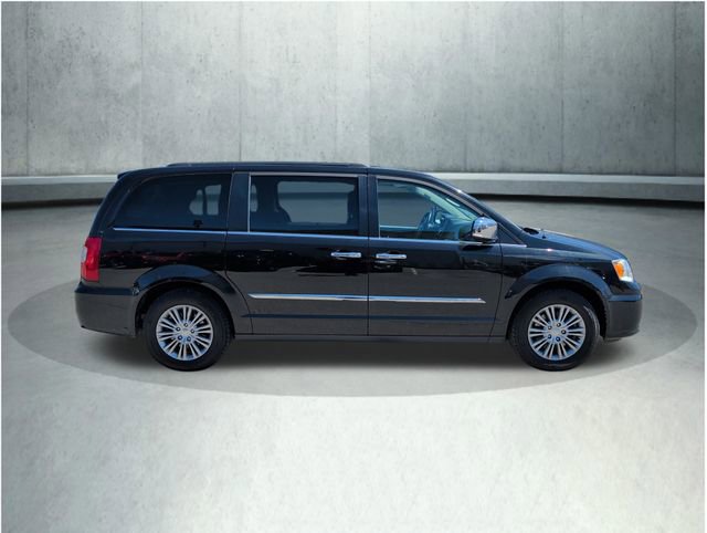 Used 2016 Chrysler Town & Country Touring-L FWD image 8