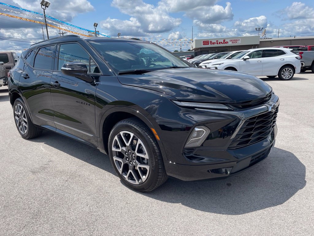 Used 2025 Chevrolet Blazer RS w/ Enhanced Convenience Package AWD/4WD image 2