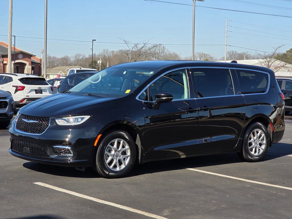 Used 2024 Chrysler Pacifica Touring-L image 2