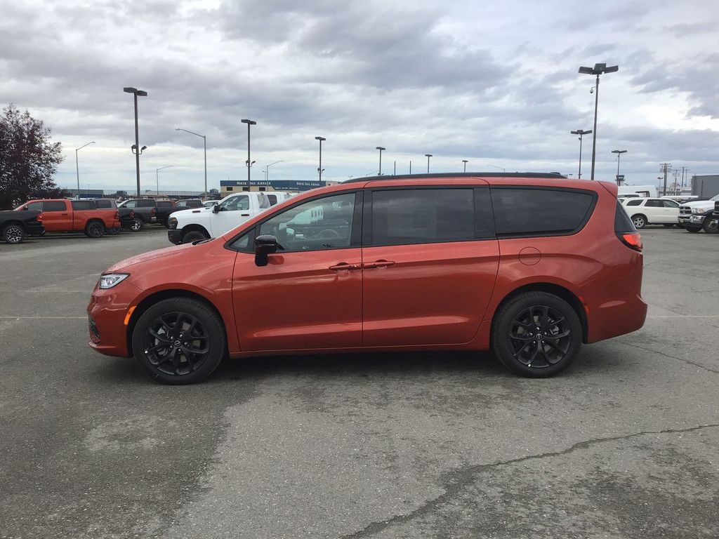 New 2026 Chrysler Pacifica Limited w/ S Appearance Package AWD/4WD image 1